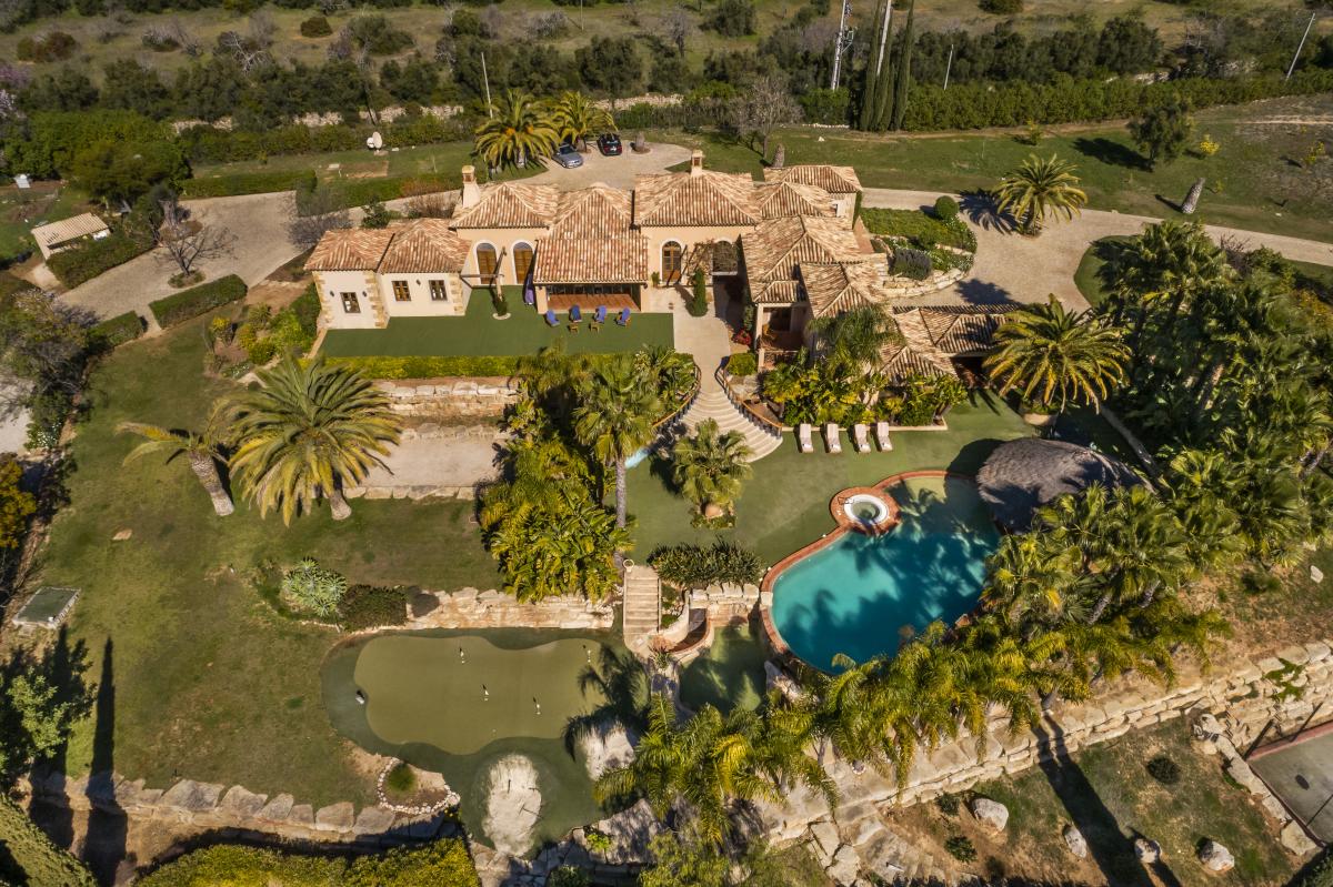Luxurious Algarve Villa Perfect for Multi-Generational Family Getaways